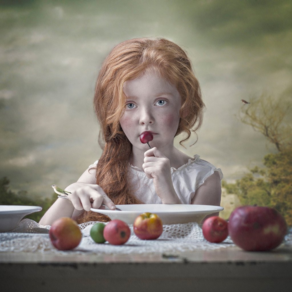 Девочка с яблоками картина