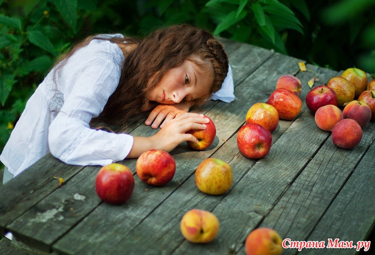 Женщина с яблоком