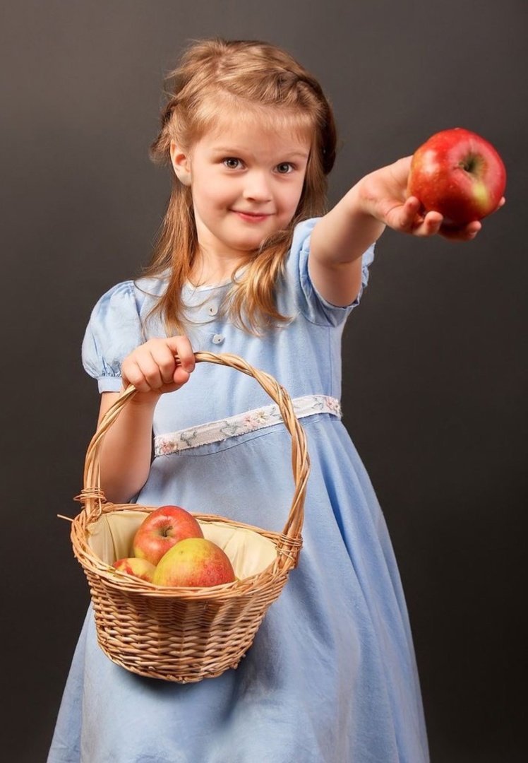 Девочка с яблоками