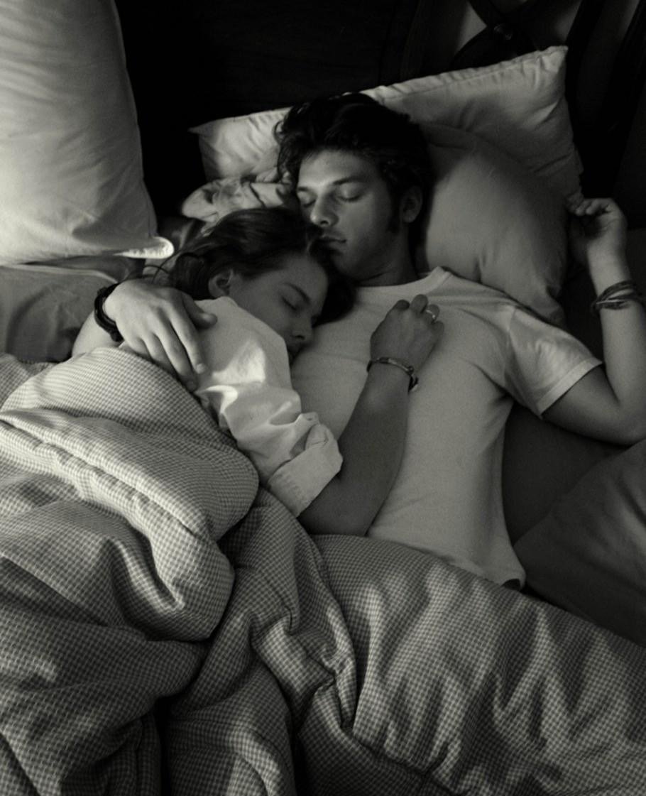 Целует перед сном