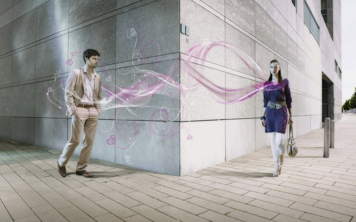 Шляпа на черном фоне