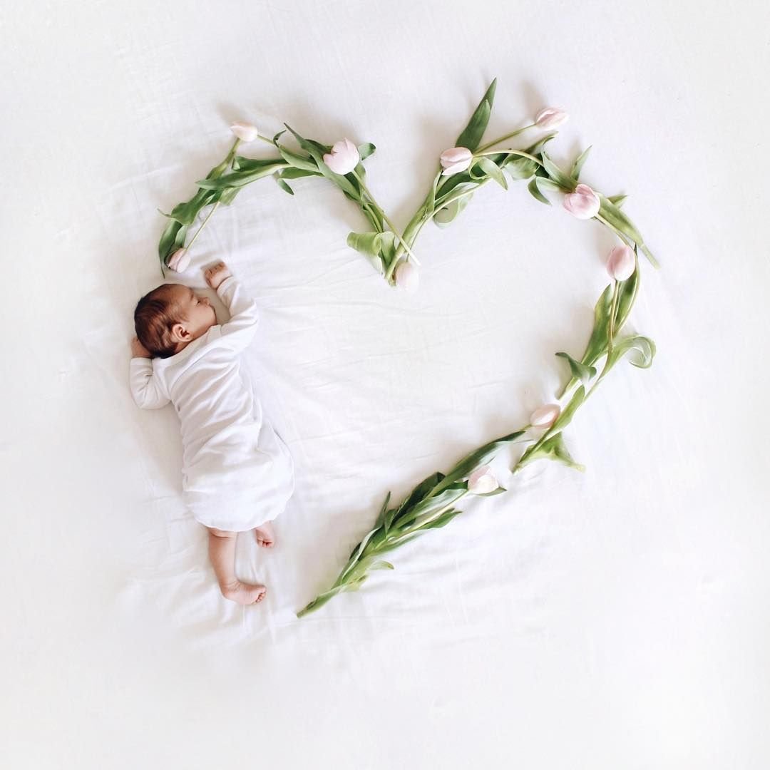 Новорожденный в цветах