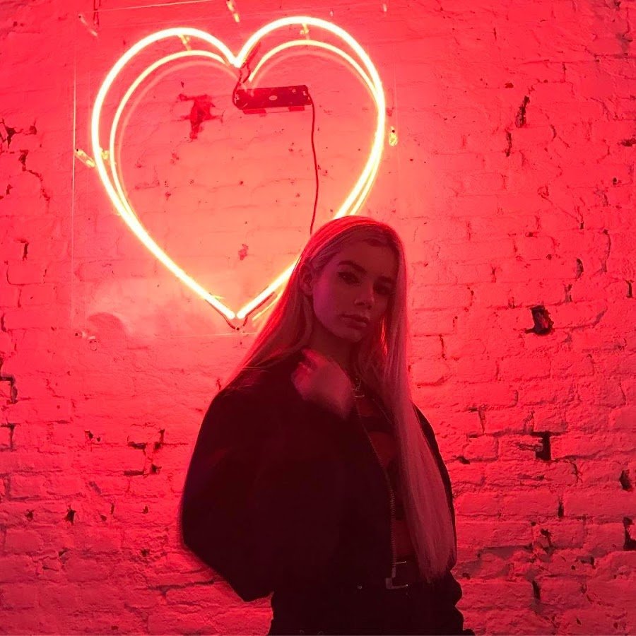 Рисунки девушек на аву