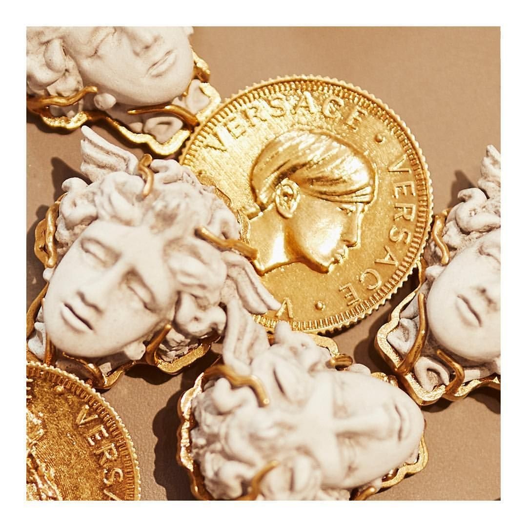 Версаче знак бренда