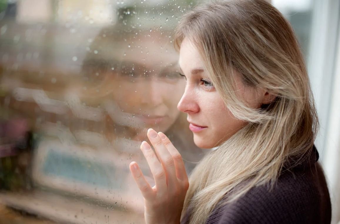 Женщина грустит