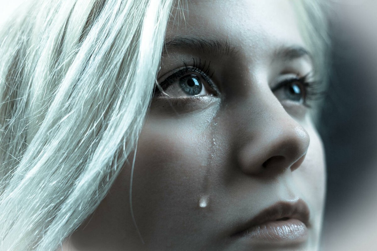 Красивая девушка плачет