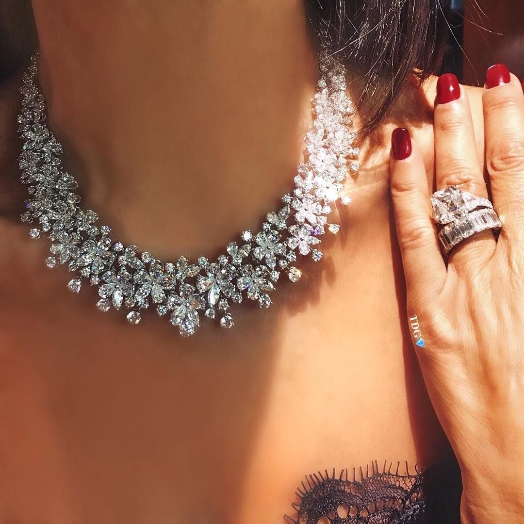 Красивая девушка в украшениях