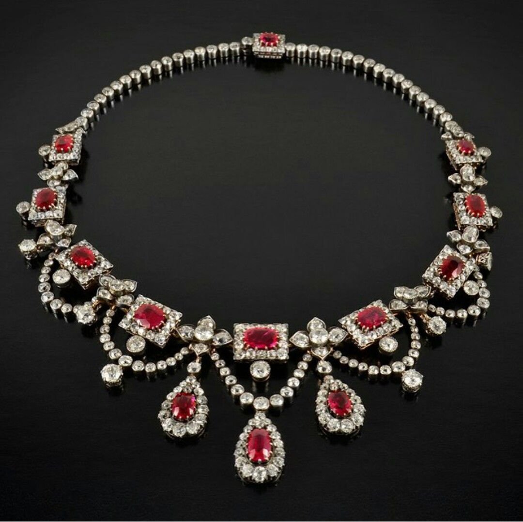 Ожерелье с рубином