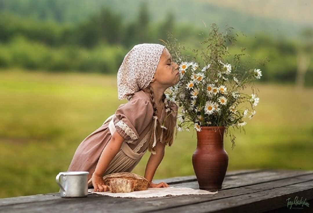 Маленькие дети с цветами