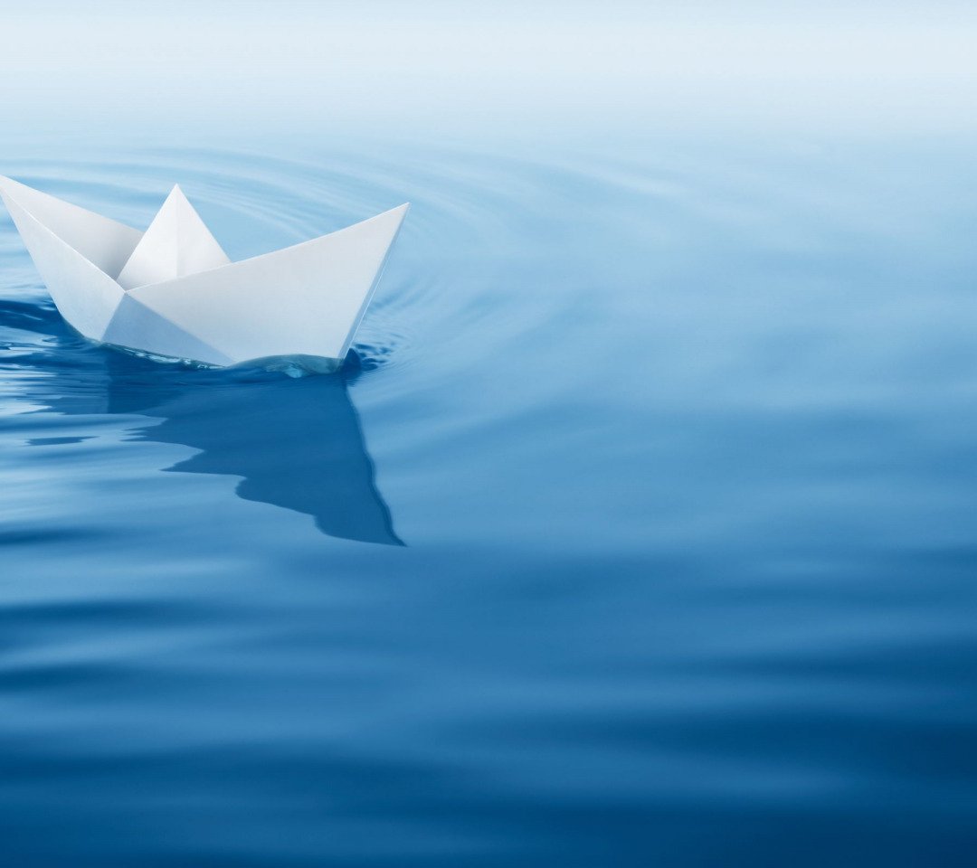 Белый бумажный кораблик