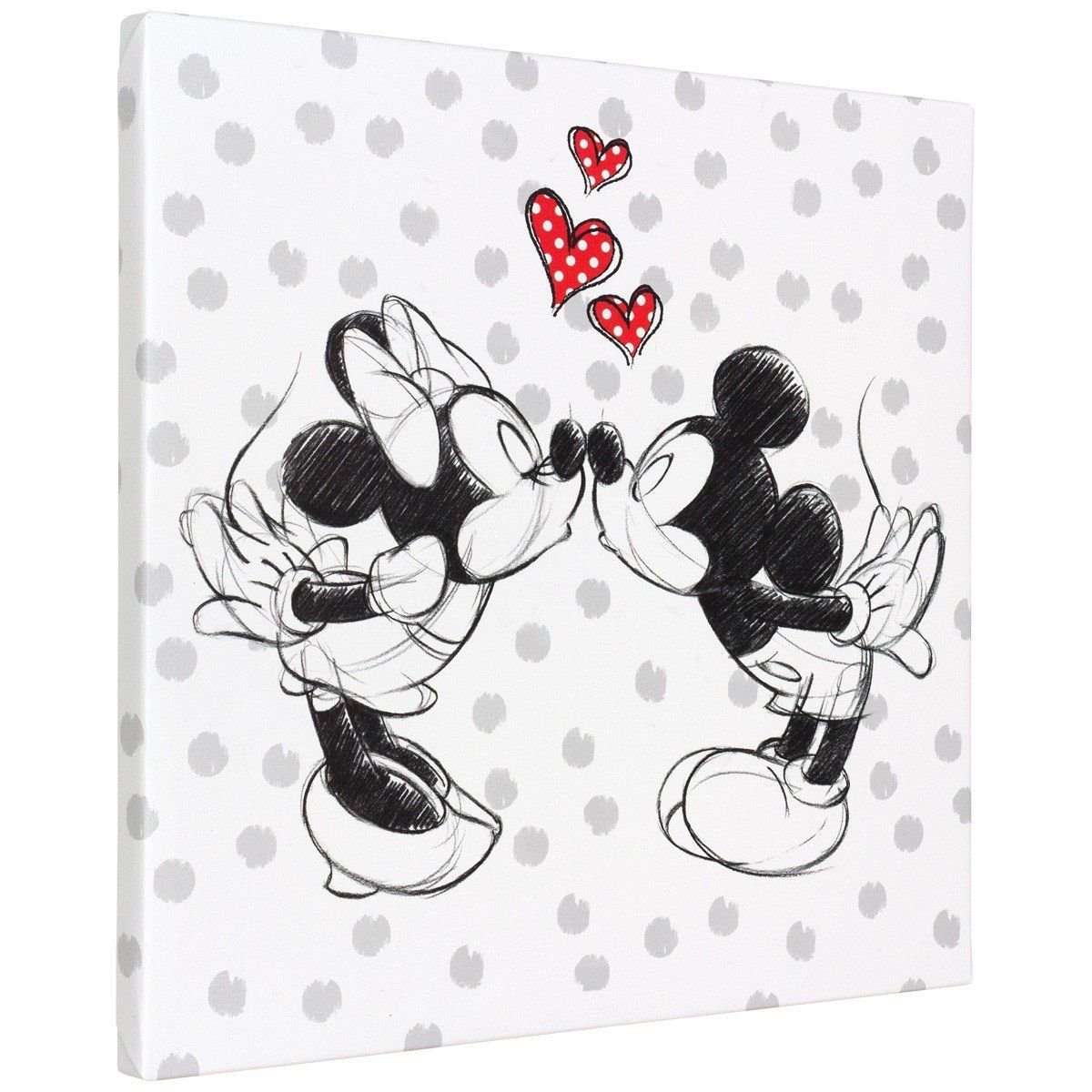 Микки Маус поцеловал Минни Маус