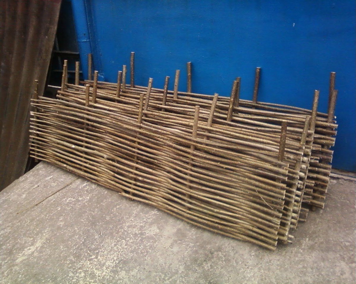 Заборы из лозы орешника