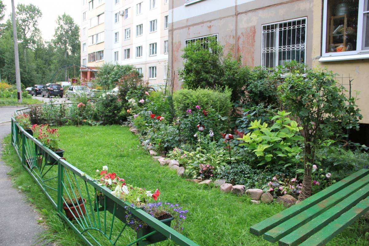 Палисадник преддворовая территория