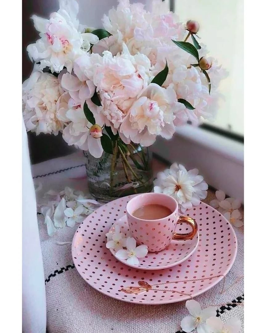 Нежные цветы и кофе