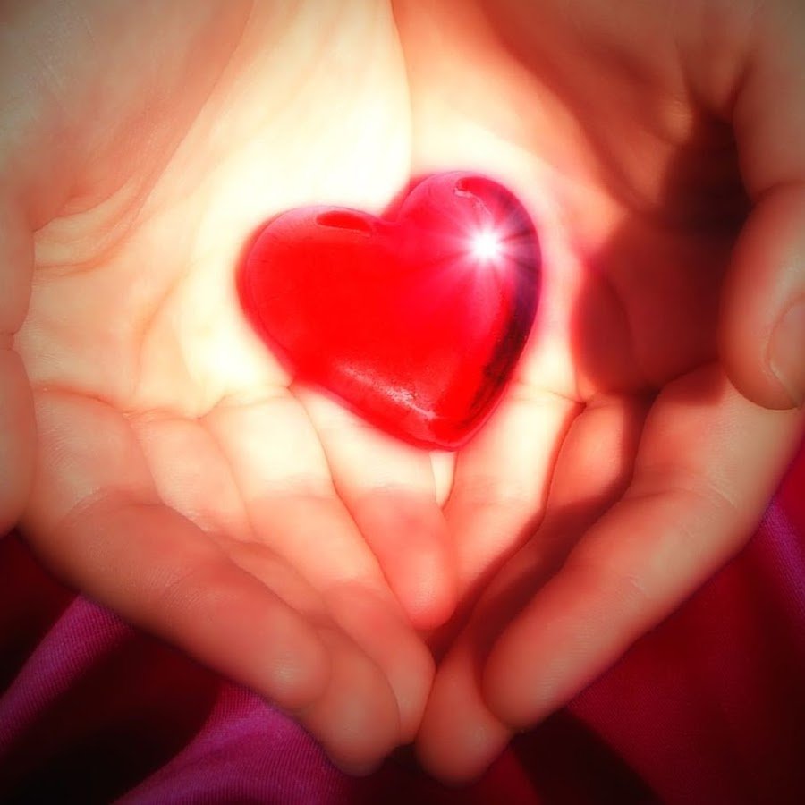 Любовь греет сердца. Светящийся сердце в руках. Греет сердце. Фото преданного сердца. Армения сердце.