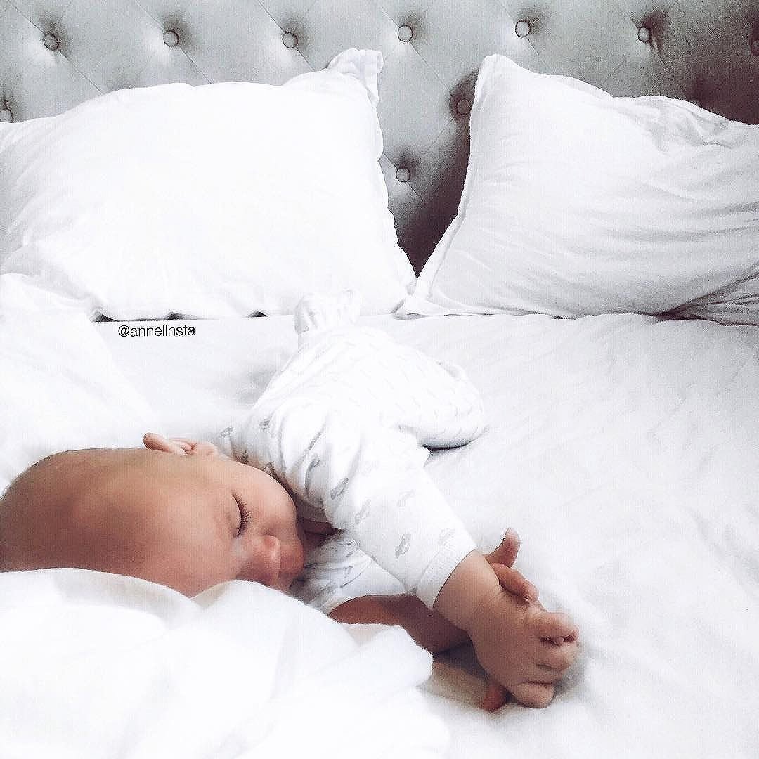 Ребенок спит картинка