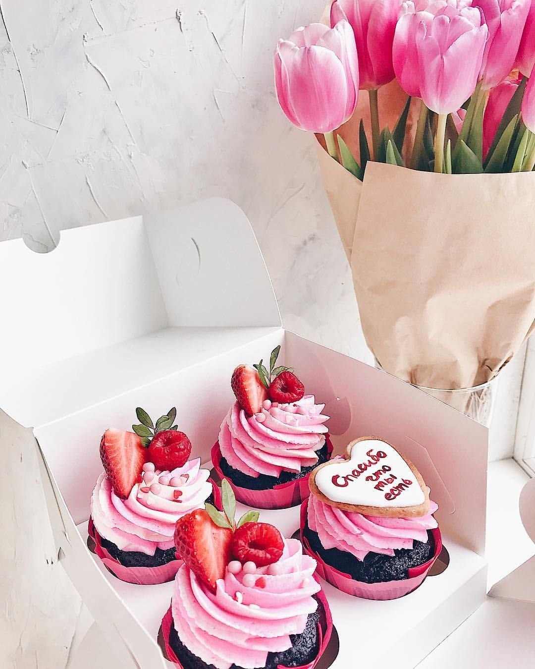 Коробка цветов с днем рождения