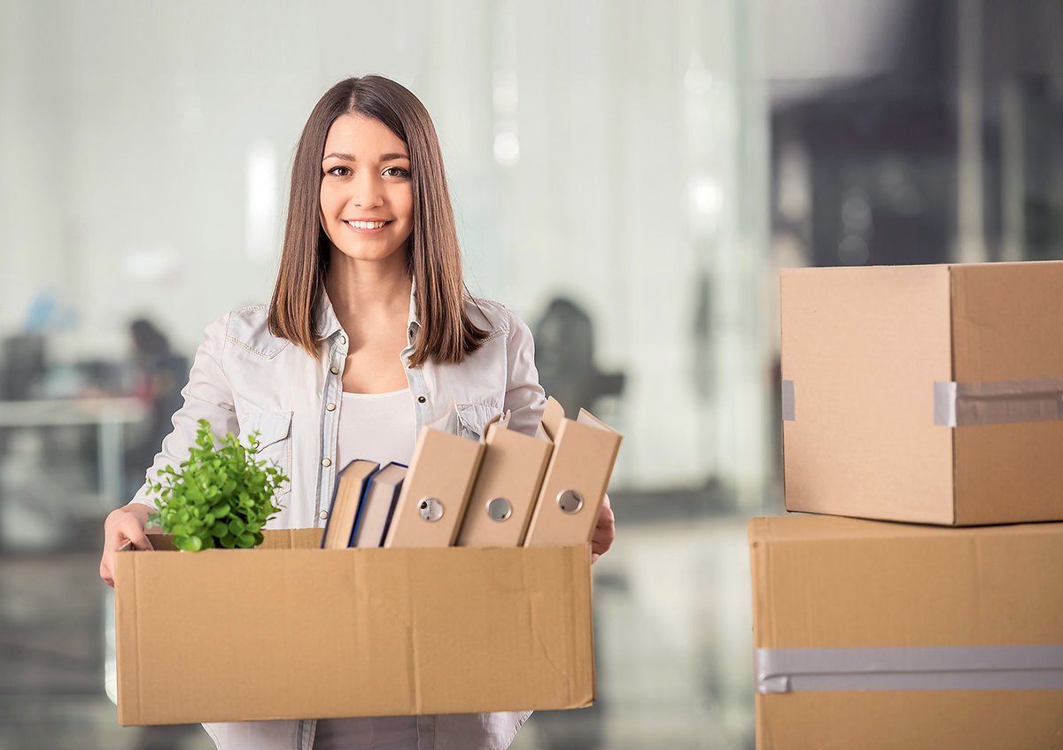 Девушка с коробкой