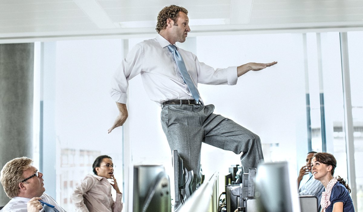 Люди в офисе радуются