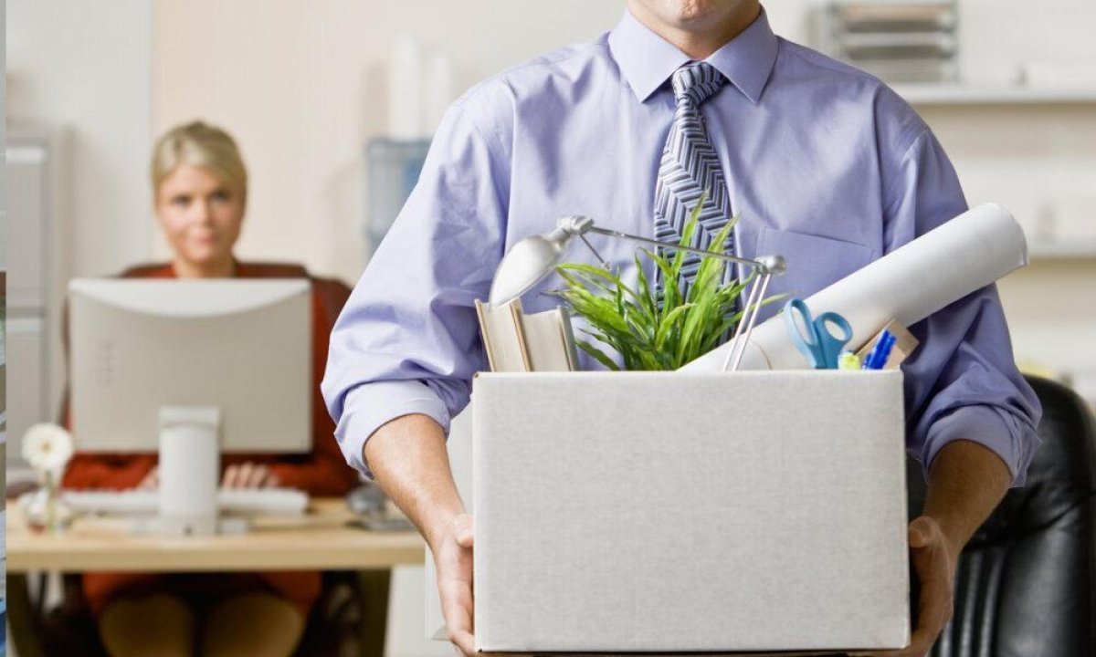 Человек радостно увольняется