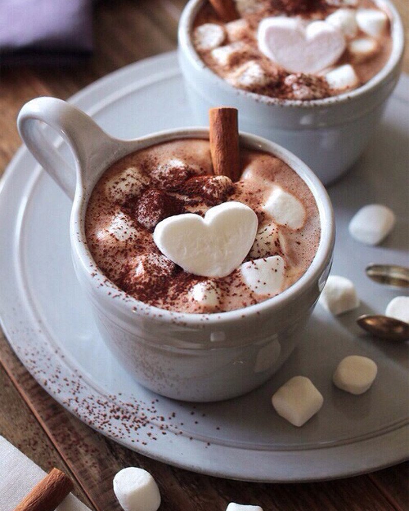 Горячий шоколад с маршмеллоу и корицей