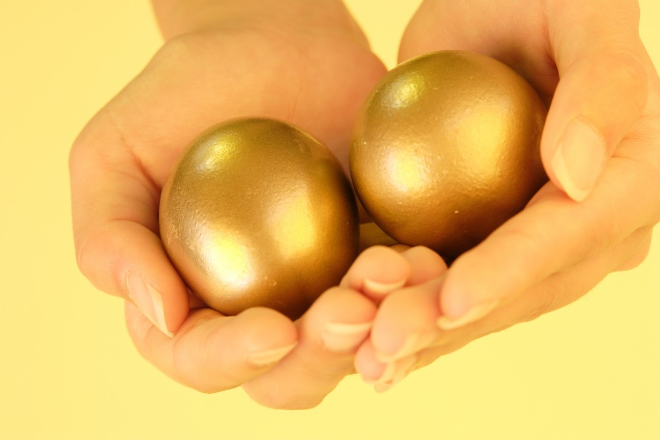 Яички мужчин цена. Золотое яйцо. Золотые яйца в руках. Золотые яйца мужские. 2 Золотых яйца.