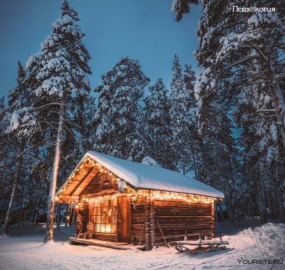 Домик в лесу зимой