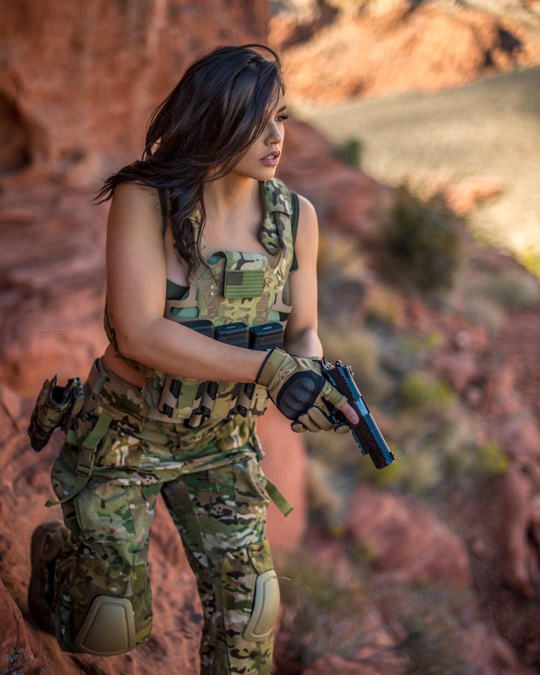 Красивая девушка на войне