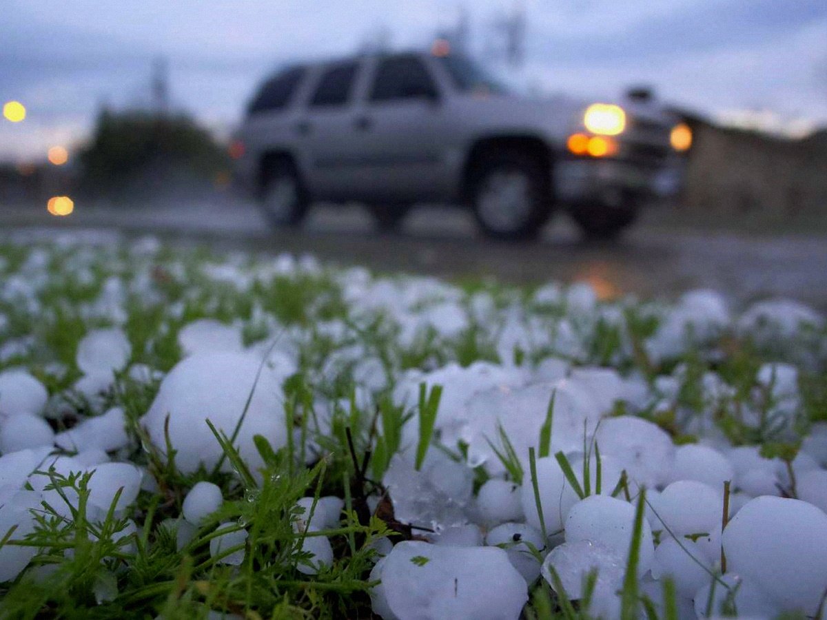 Крупный ледяной град