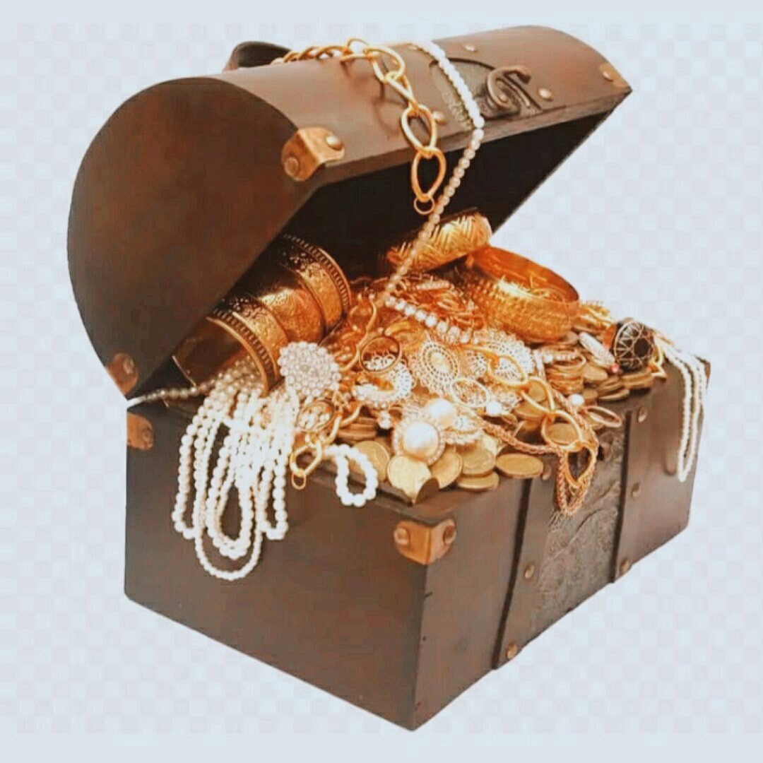 Открывает сундук с сокровищами