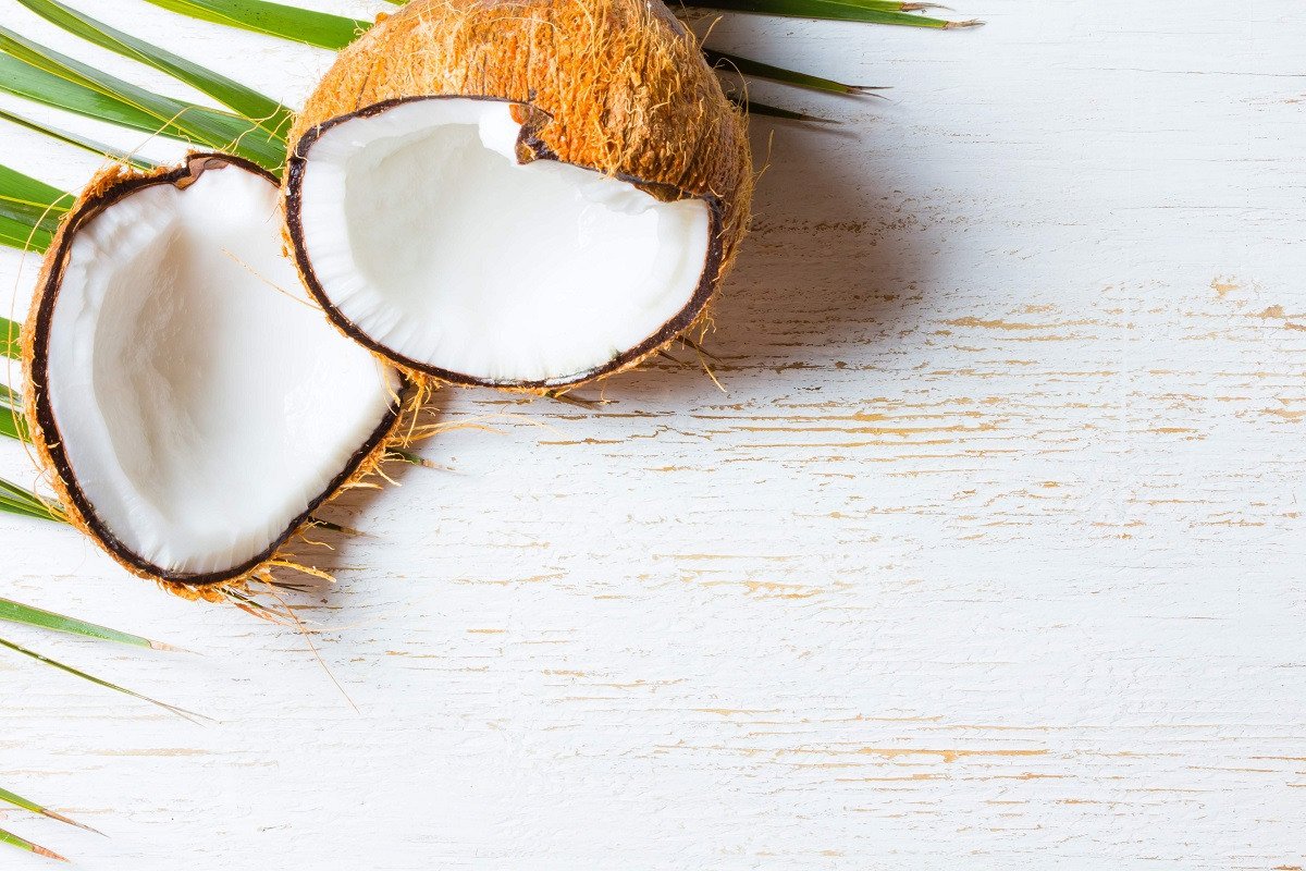 Расколотый Кокос на белом фоне