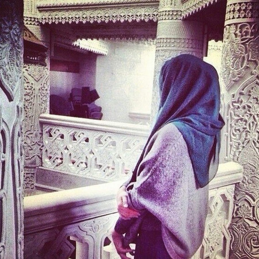 Кавказские девушки в платках со спины