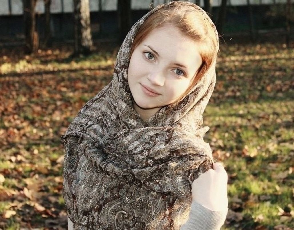 Девушка скромная смешная