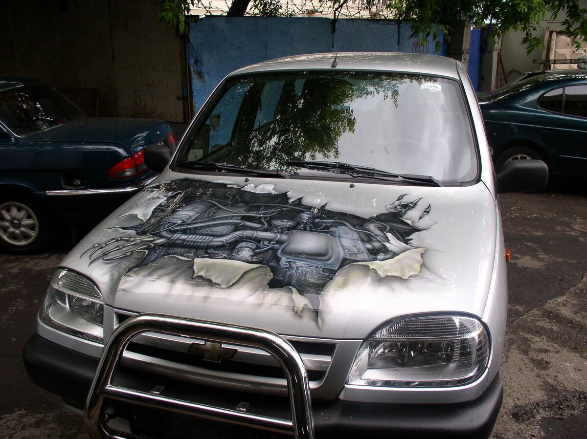 Аэрография на капот автомобиля