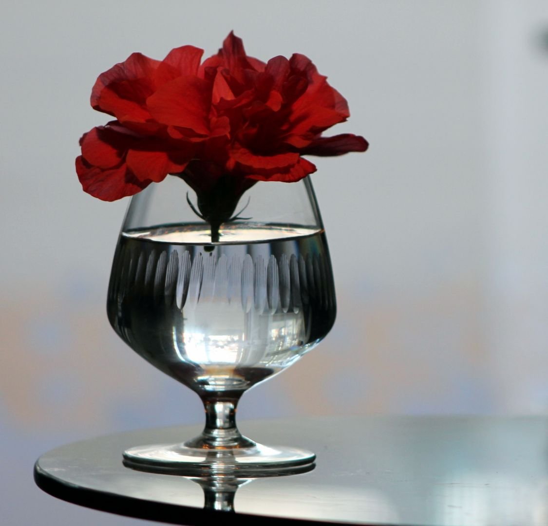 Цветы в фужере