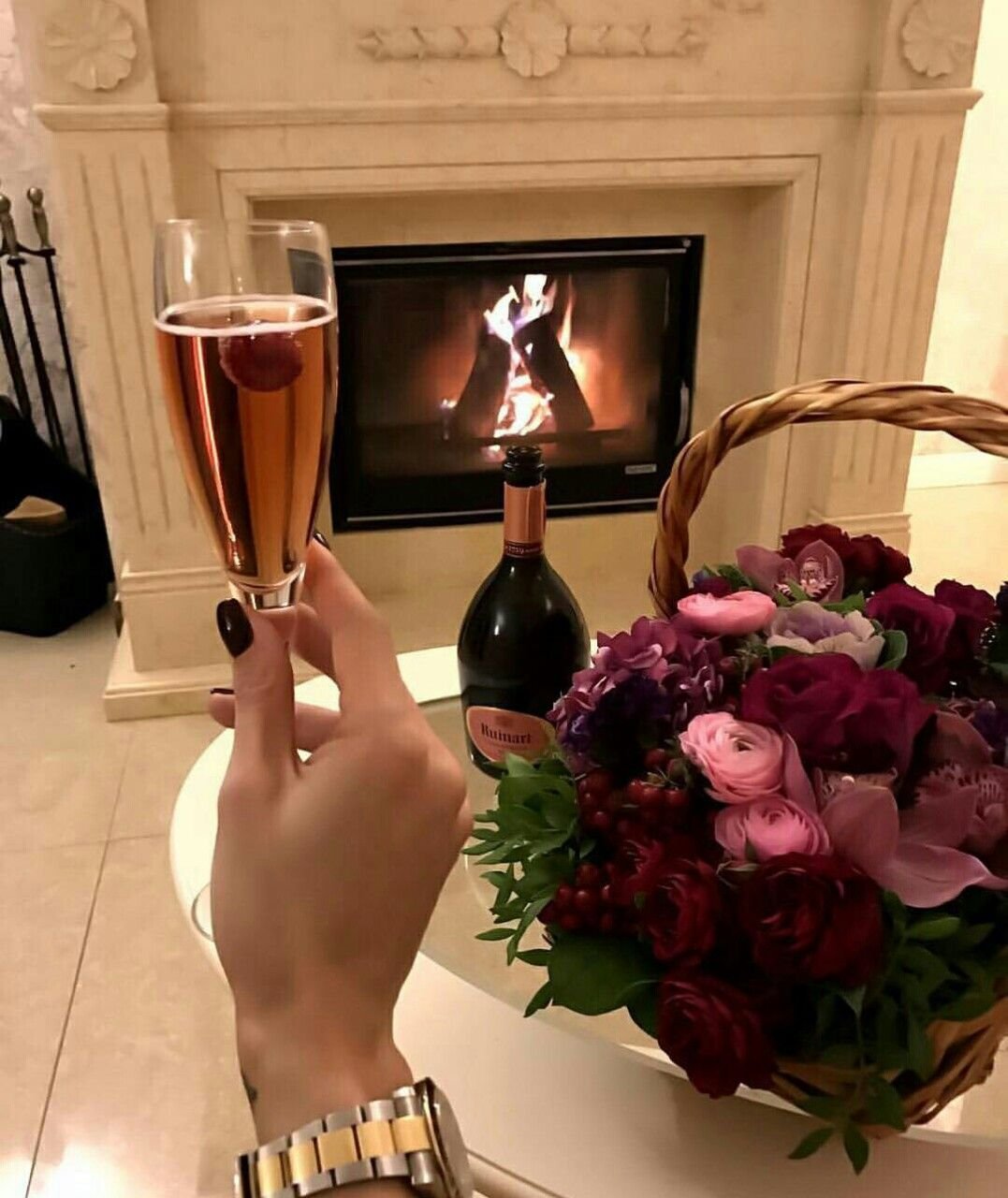 Розовое вино в руке