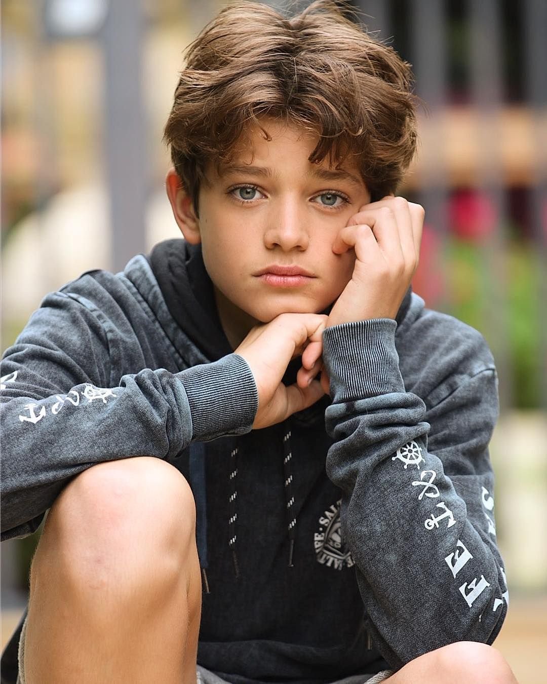 Мультяшный мальчик в очках