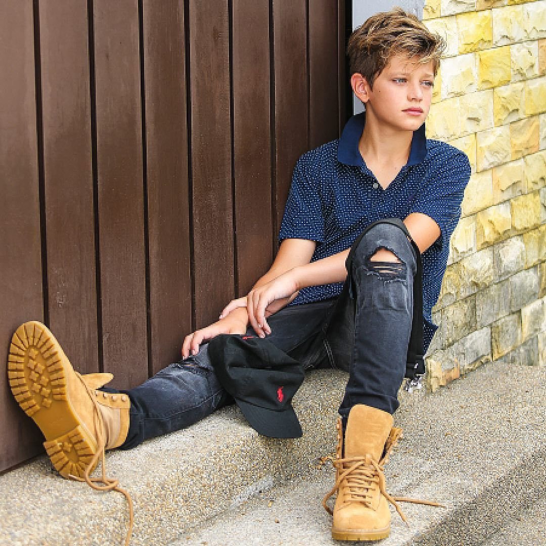 Мальчик-подросток на корабле