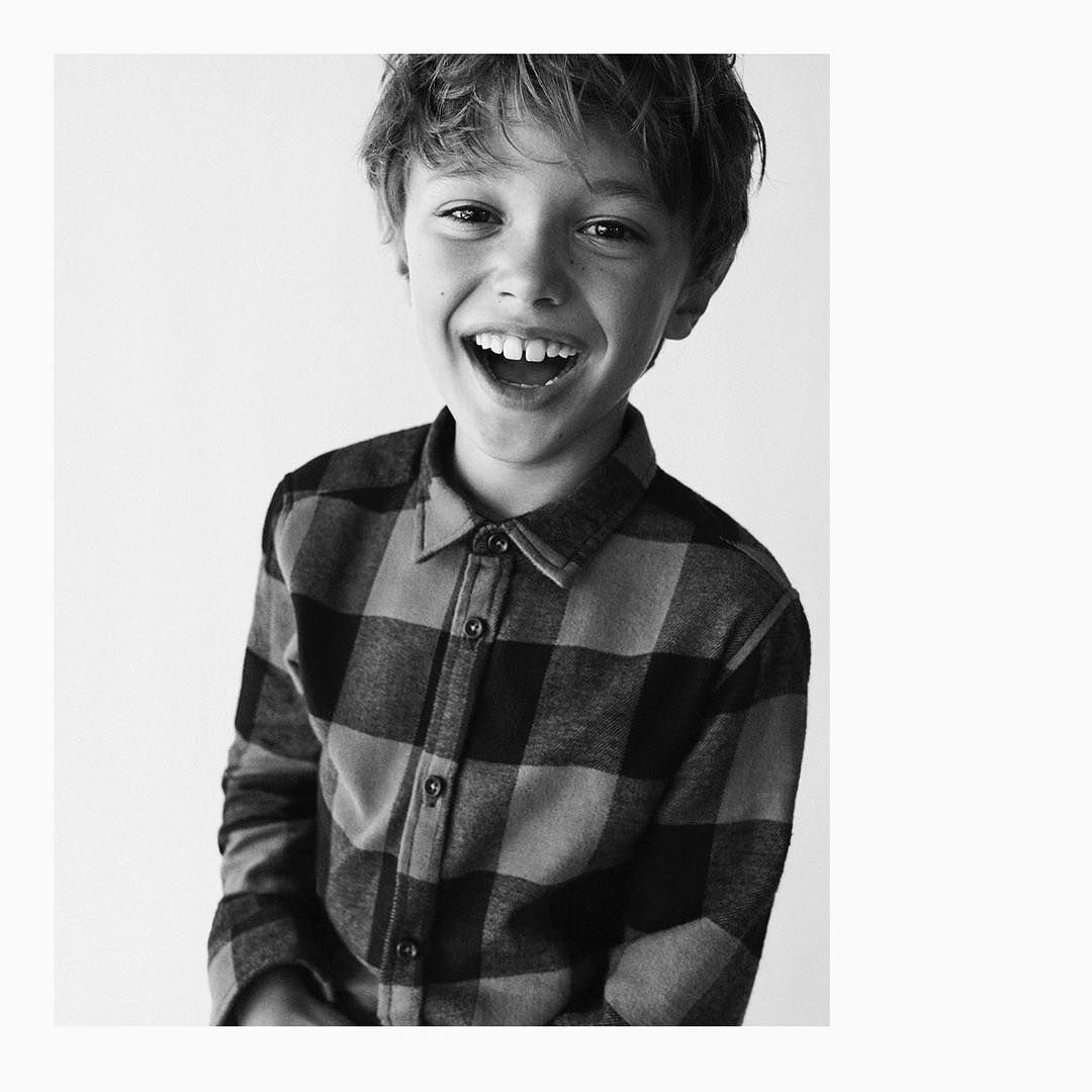 Мальчик с короной рисунок