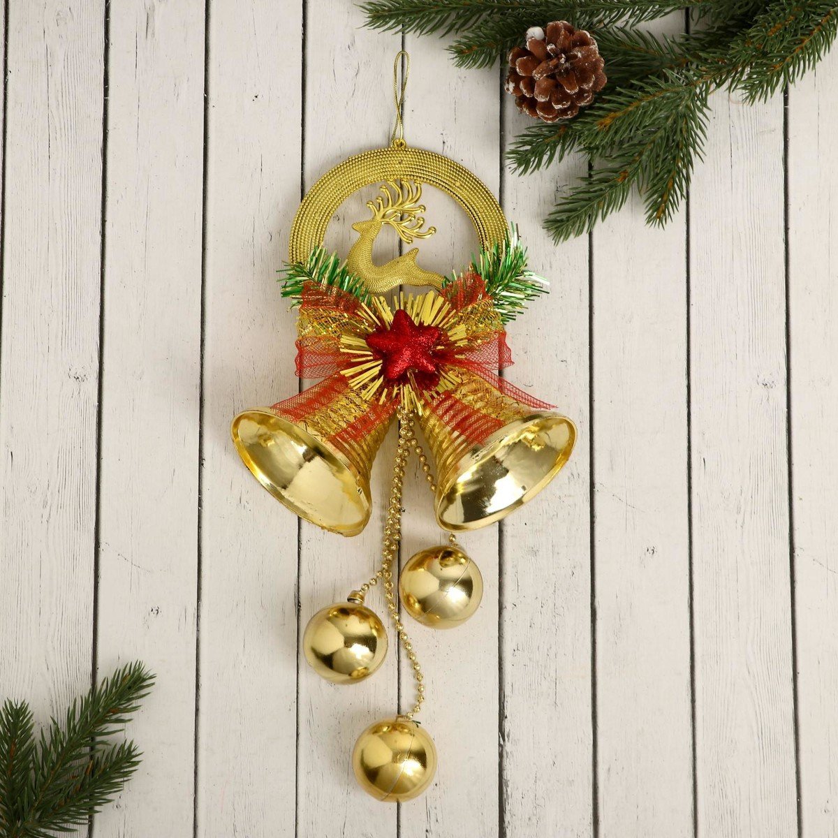 Колокольчик на ёлочной ветке