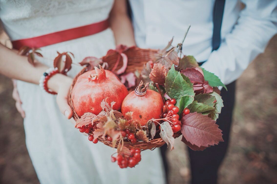 Гранатовая свадьба украшение