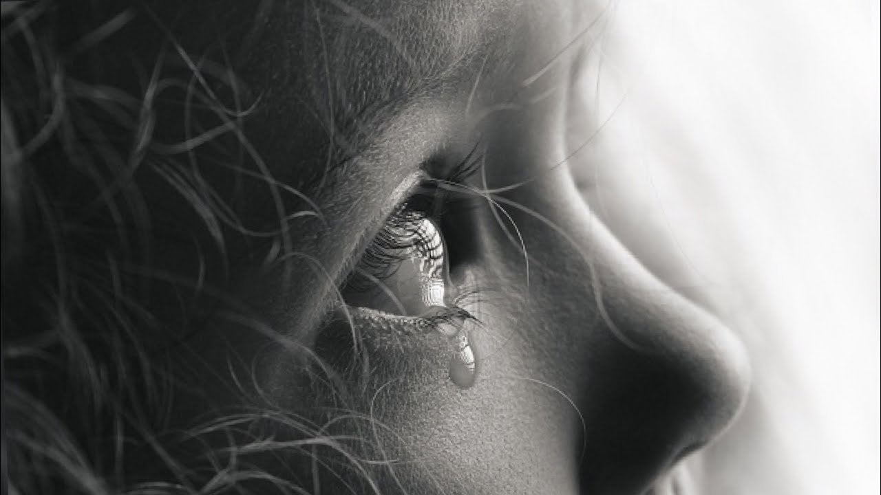 Женщина плачет больно