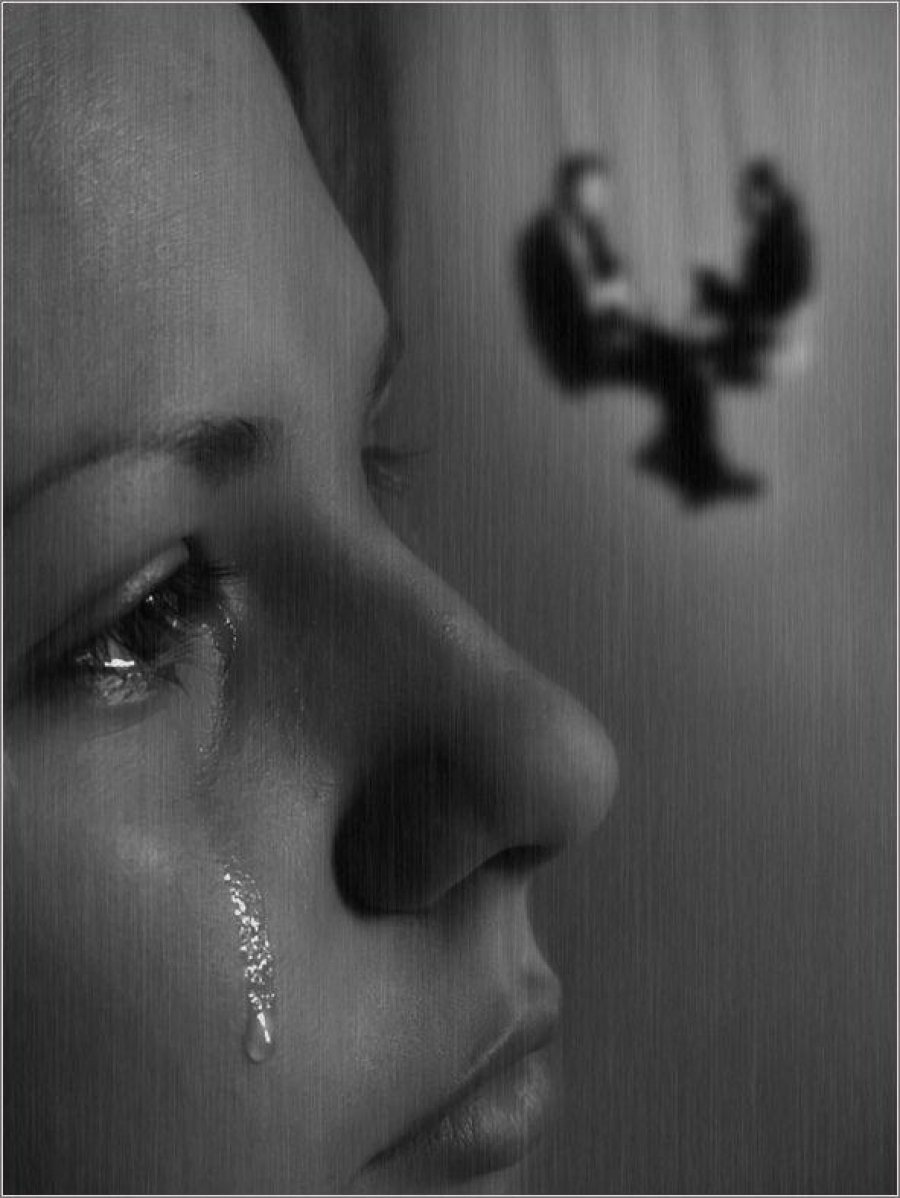 Девушка плачет