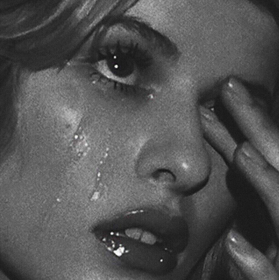 Заплаканные глаза без лица