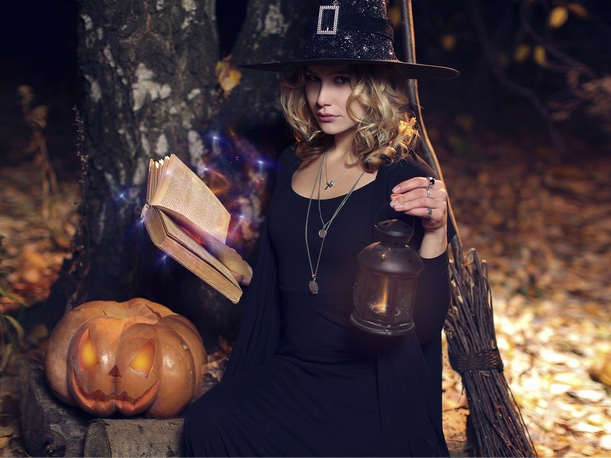 Девушка ведьма