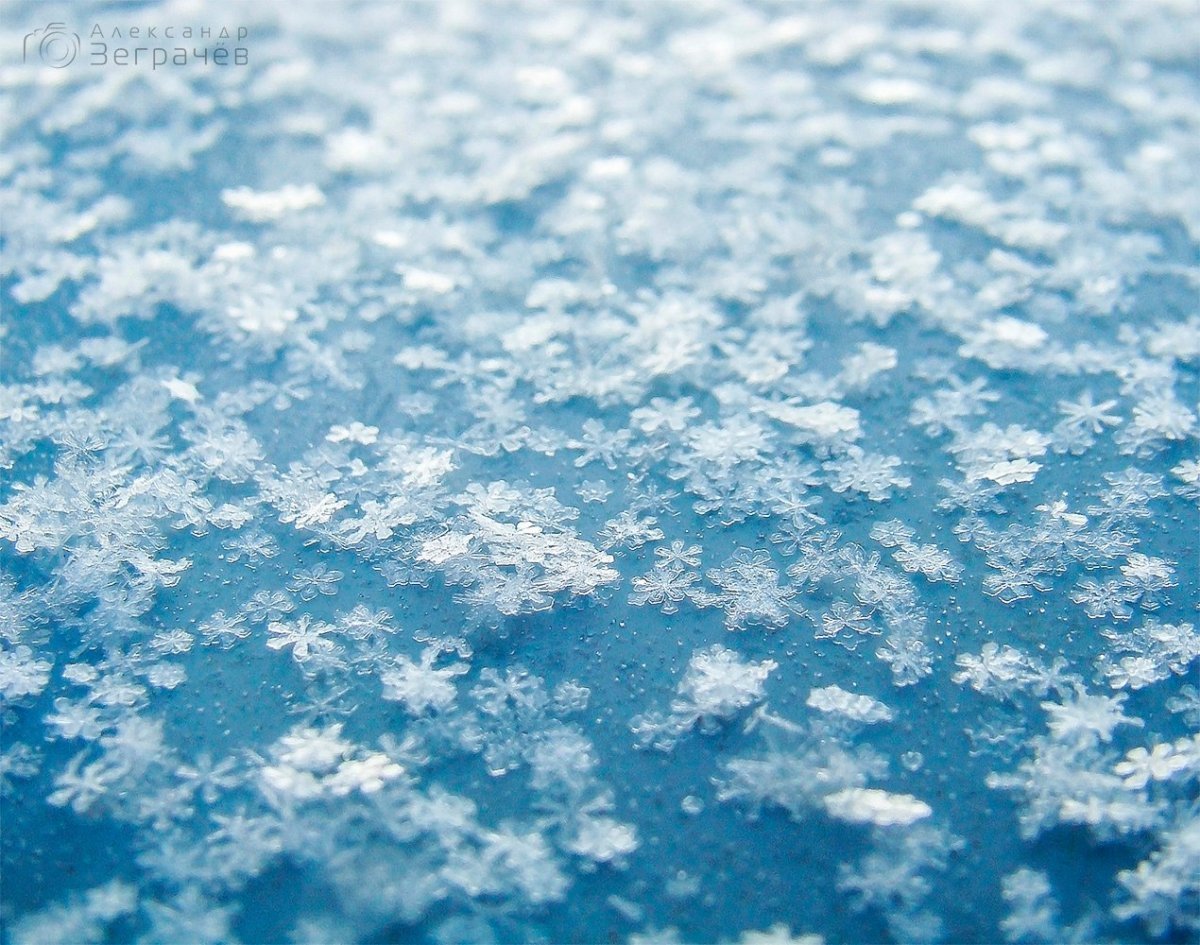 Снежинки падают