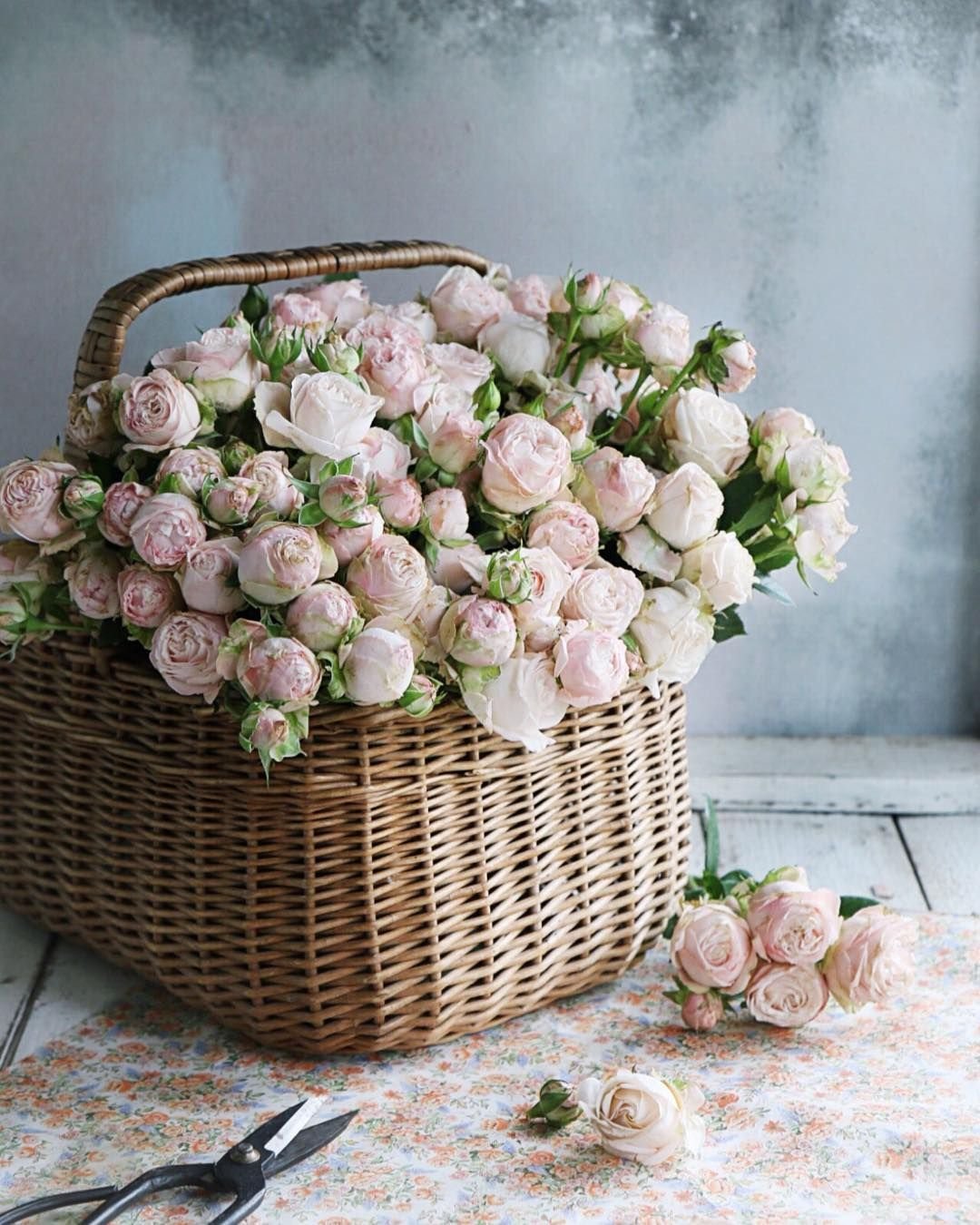 Цветы в корзине