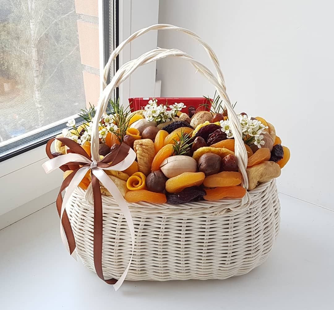 Корзина с сухофруктами и орехами