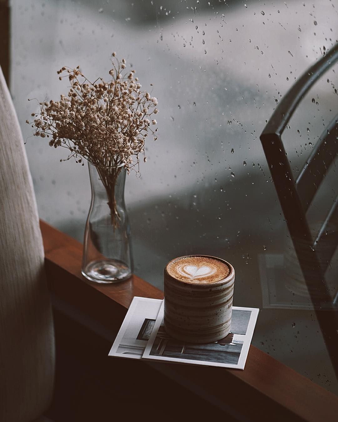 Чашка на окне