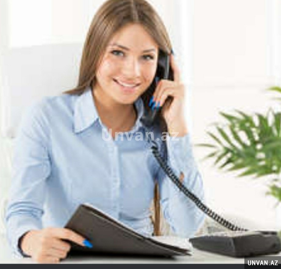 Портрет девушки в офисе